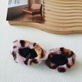 Occhiali da sole cat-eye in ecopelliccia maculata rosa con lenti scure su fondo bianco - Stampa leopardata