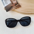 Lunettes de soleil oversize pour femmes avec monture noire et verres gris foncé - Noir
