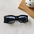 Lunettes de soleil rectangulaires noires épaisses avec verres foncés sur fond blanc - Noir et Bleu