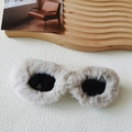 Gafas de sol de estilo ojo de gato con borde de piel sintética beige y lentes ovaladas negras - Gris