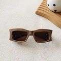 Lunettes de soleil rectangulaires rétro avec monture marron et verres foncés sur bois - Kaki