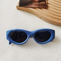 Retro-ovale Sonnenbrille mit blauem Rahmen und dunklen Gläsern im minimalistischen Stil - Blau