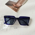 Detailansicht der blauen quadratischen Sonnenbrille mit Maßen 4,8cm Höhe und 14,5cm Breite - Saphirblau