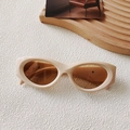 Retro cremeweiße ovale Sonnenbrille mit bernsteinfarbenen Gläsern und Katzenaugen-Rahmen - Beige