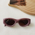 Retro ovale Sonnenbrille mit lilafarbenem Rahmen und dunklen Gläsern für Damen - Braun