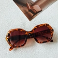 Gafas de sol geométricas de carey con lentes degradadas en marrón y detalles metálicos - Estampado de leopardo