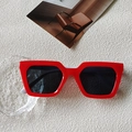 Retro-Sonnenbrille mit rotem Rahmen und schwarzen Gläsern für einen trendigen Look - Rot