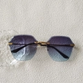 Gafas de sol sin montura con lentes degradadas violeta-azul y montura de metal dorado - Azul grisáceo