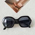 Gafas de sol geométricas irregulares en negro brillante con lentes gris oscuro chic - Negro