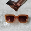 Retro quadratische Sonnenbrille in Bernstein mit dunkelbraunen Gläsern für Damen - Gelee-Teefarbe