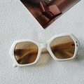 Gafas de sol geométricas blancas con lentes ámbar y remaches metálicos - Blanco Roto
