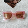 Modische rosa lichtdurchlässige Sonnenbrille mit dickem Rahmen und braunen Gläsern - Gelee-Rosa