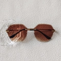 Gafas de sol oversize sin montura con lentes degradadas marrones y bisagras de metal dorado - Té Doble