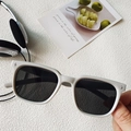 Lunettes de soleil carrées enfant gris clair avec rivets étoile et verres foncés - Lunettes de Soleil Minimalistes / Blanc Cassé
