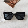 Klassische schwarze quadratische Sonnenbrille mit dunklen Gläsern im Retro-Stil - Schwarz und Grau
