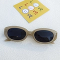 Retro-Oval-Sonnenbrille mit hellbraunem Rahmen und schwarzen Gläsern auf Weiß - Gelee-Teefarbe