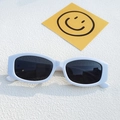 Ovale weiße Sonnenbrille mit dunkelgrauen Gläsern und retro kleinem Rahmen - Porzellanweiß