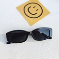 Retro quadratische Damen-Sonnenbrille in Schwarz mit UV-Schutz und dunklen Gläsern - Schwarz und Grau