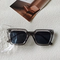 Graue transparente Oversize-Sonnenbrille mit dickem Rahmen und dunklen Gläsern - Dunkelgrau