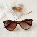 Occhiali da sole cat-eye tartarugati con lenti sfumate marroni da donna alla moda - Stampa leopardata