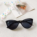 Occhiali da sole cat-eye neri retrò con lenti grigie e cerniere metalliche rinforzate - Nero e Grigio