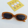 Lunettes de soleil ovales ambre rétro avec verres foncés et monture translucide - Marron