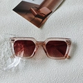 Modische halbdurchsichtige hellrosa Übergröße-Sonnenbrille mit dunkelbraunen Gläsern - Champagner