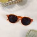 Occhiali da sole cat eye arancioni con lenti scure per un look alla moda retrò - Montatura Tonda Retro Arancione con Rivetti (031)