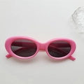 Kinder Sonnenbrille mit dickem ovalem Rahmen in Pink und dunklen UV-Gläsern - Rosa