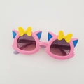Occhiali da sole gatto per bambini rosa con fiocco giallo e lenti sfumate viola in posa - Rosa