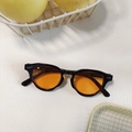 Occhiali da sole retrò cat-eye con montatura nera e lenti arancioni trasparenti - Montatura Nera Lenti Arancioni Stile Ponte a Buco di Serratura (027)