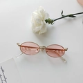 Ovalen gouden metalen zonnebril met roze glazen en kroondetail op witte achtergrond - Gouden Frame Roze Lenzen
