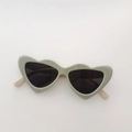 Lunettes de soleil enfant cœur en vert sauge et crème avec verres foncés - Vert Gris