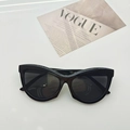 Occhiali da sole triangolari neri cat-eye con montatura testurizzata retrò - Nero e Grigio