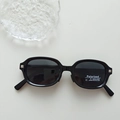 Schwarze ovale Kinder-Polarisationssonnenbrille mit UV400-Schutz und Silbernieten-Detail - Schwarz und Grau