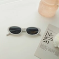 Ovale witte kinderzonnebril met UV400-glazen en een minimalistische retro-uitstraling - Wit