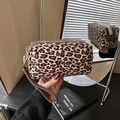 Leopard print make-uptas met bruine handvatten en gouden rits vooraanzicht detail - Khaki