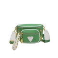 Sac banane en cuir vert avec bordure blanche et logo triangulaire emblématique de face - Vert et Blanc