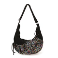 Bolso de media luna con lentejuelas de colores y correa ajustable sobre fondo blanco - Colorido