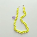 Catenina per occhiali in acrilico giallo limone con un ciondolo a forma di smile viola - Sorriso Giallo Viola