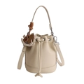 Beigefarbene Bucket Bag aus genarbtem Leder mit Kordelzug und Schaukelpferd-Anhänger - Cremefarbene Aprikose