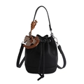 Schwarze Beuteltasche aus genarbtem Leder mit Kordelzug und braunem Pferdeanhänger - Schwarz