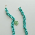 Chaîne de lunettes en acrylique turquoise avec breloque smiley verte et boucles silicone - Smiley Bleu et Vert