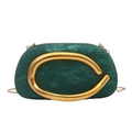Bolso clutch verde oscuro con asa en C dorada y cadena fina en tejido texturizado moderno - verde oscuro