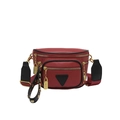 Sac banane en similicuir rouge avec détails dorés et bandoulière cloutée bicolore - Rouge et Noir