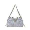 Pochette de soirée plissée bleu argenté avec boucle en strass V et chaîne argentée - Argent