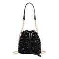 Bolso saco de lentejuelas negras con cierre de cordón y cadena metálica dorada - Negro