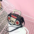 Borsa a tracolla retrò a forma di radio con borchie dorate e dettagli rossi nero e oro - Nero