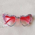 Occhiali da sole rosa a cuore con scritta Birthday Queen e strass multicolore - Regina del Compleanno Strass