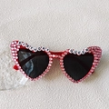 Occhiali da sole a cuore rossi con strass rosa e scritte di perle BIRTHDAY QUEEN - Regina del Compleanno Rosso